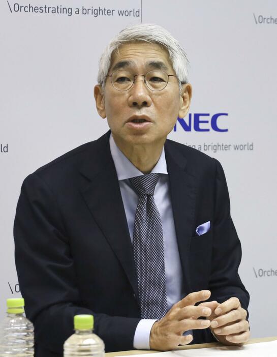 インタビューに応じるNECの森田隆之社長