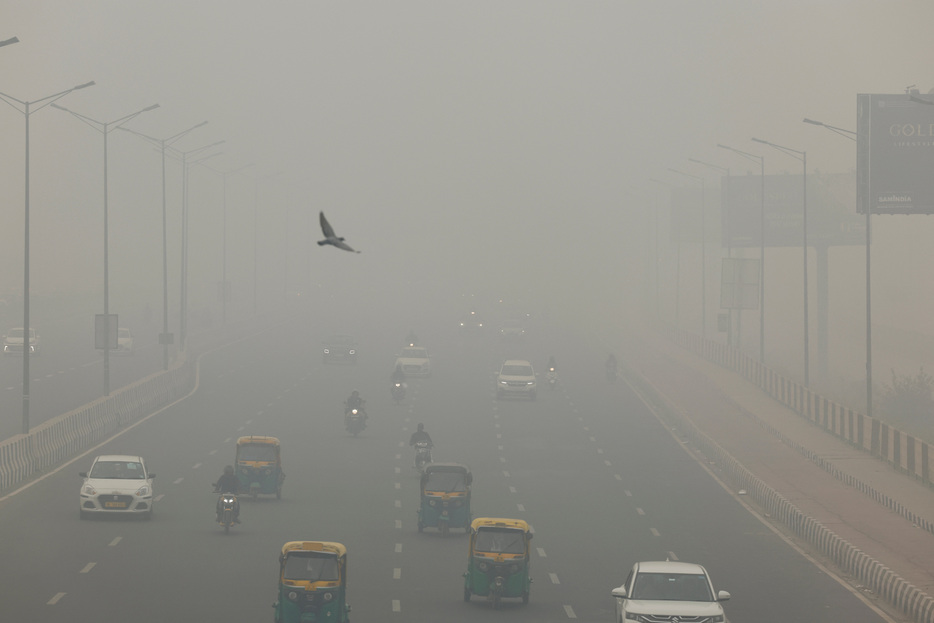 　１１月１７日、インド政府は大気汚染が悪化していることを受け、ニューデリーとその周辺で建設活動や車両移動の制限を強化すると発表した。１８日、ニューデリーで撮影（２０２４年　ロイター/Anushree Fadnavis）