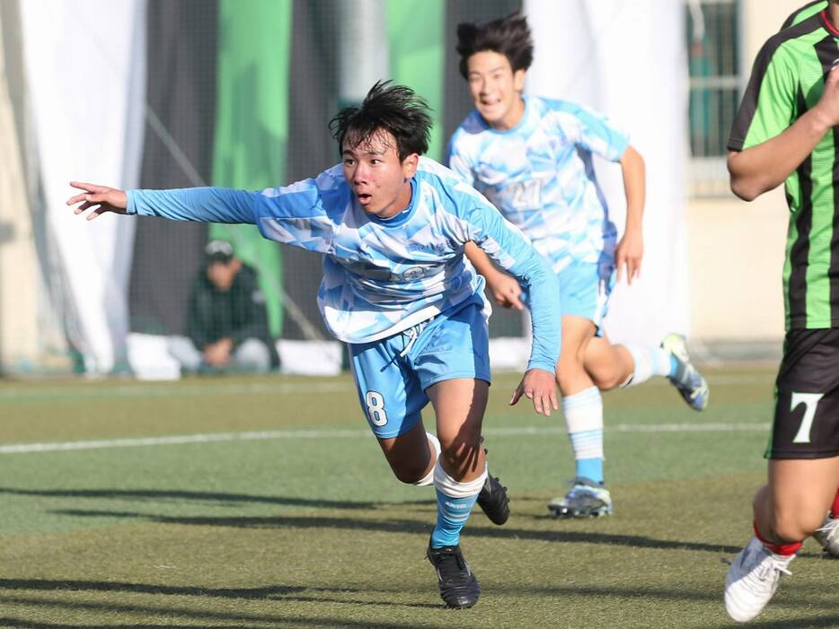 後半45+4分、高川学園高MF西岡剛志(3年=GRANZA下松FC出身)が決勝ゴール(Taro YOSHIDA)