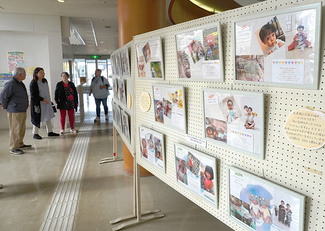 低体重で生まれた「リトルベビー」を紹介する写真展＝山形市総合福祉センター