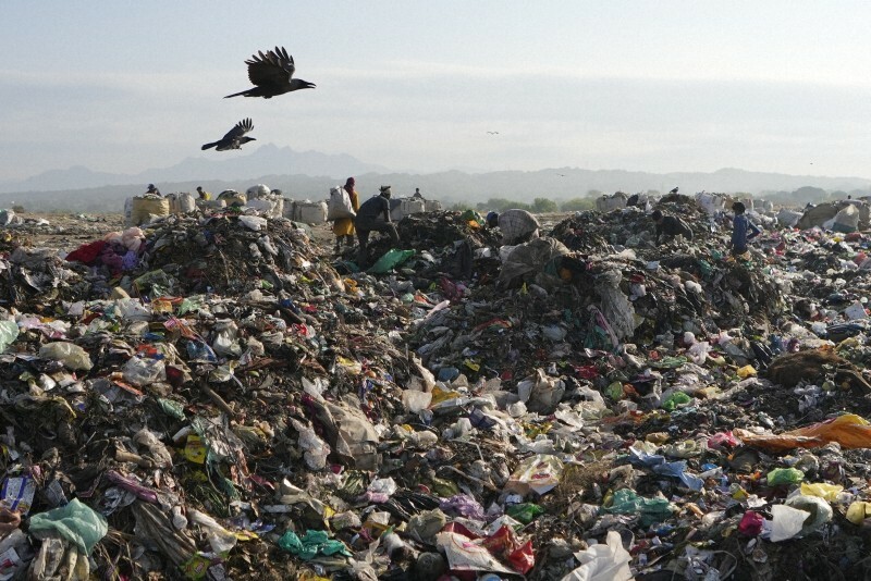 プラスチックなどのごみが山積みになっている廃棄物集積場＝インド・ジャンムー郊外で2024年4月22日、AP