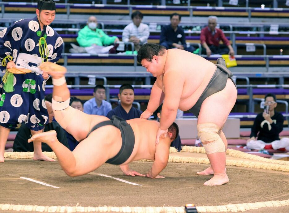 前相撲で、出野（左）に勝利した岡田（カメラ・朝田　秀司）