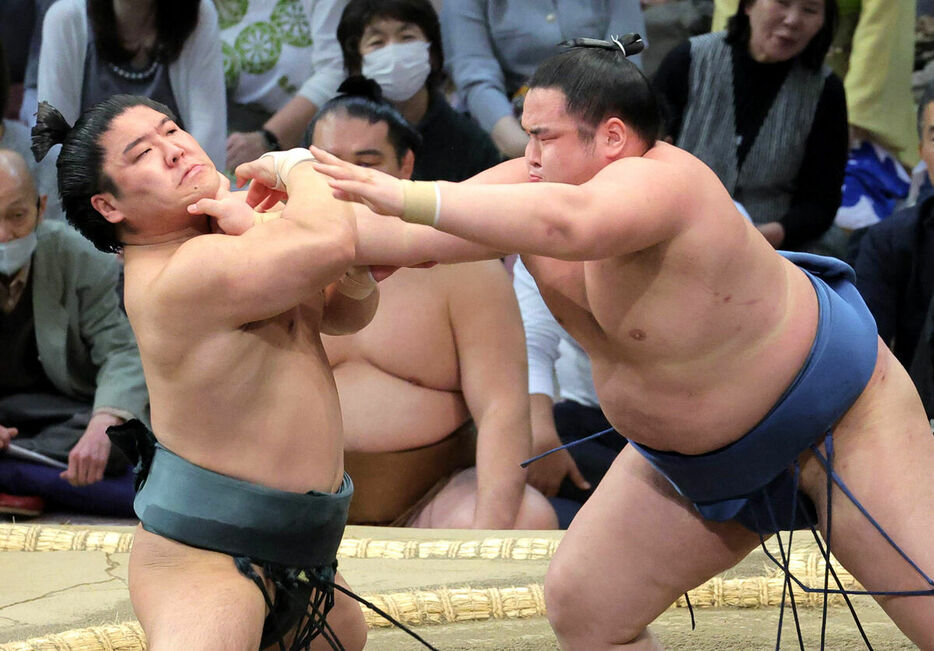 力強く朝紅龍を攻める阿武剋（右）（カメラ・朝田　秀司）