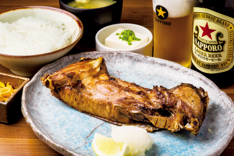 『焼魚食堂　魚角』天然まぐろのカマ焼き定食　990円　骨の間には脂の乗った身がたっぷり詰まって繊維の中から旨みが炸裂！定食に合うよう国産米をブレンドしたご飯もふっくらモチモチだ。味噌汁は＋100円で豚汁に変更可