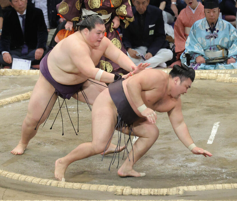 王鵬（左）に引き落としで破れた霧島（カメラ・池内　雅彦）