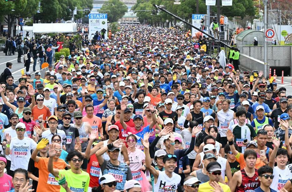 スタートとともに神戸市役所の前を駆け抜けるランナーたち＝１７日午前、神戸市中央区加納町６（撮影・風斗雅博）