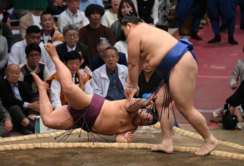 新大関大の里は、平戸海に二本差されて一瞬ヒヤリとさせたが、左からの突き落としを決め、初日を白星スタートとした