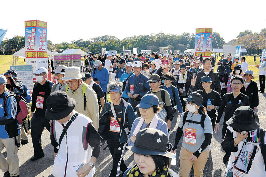 ロング２０キロのコースに出発する参加者＝加賀市中央公園