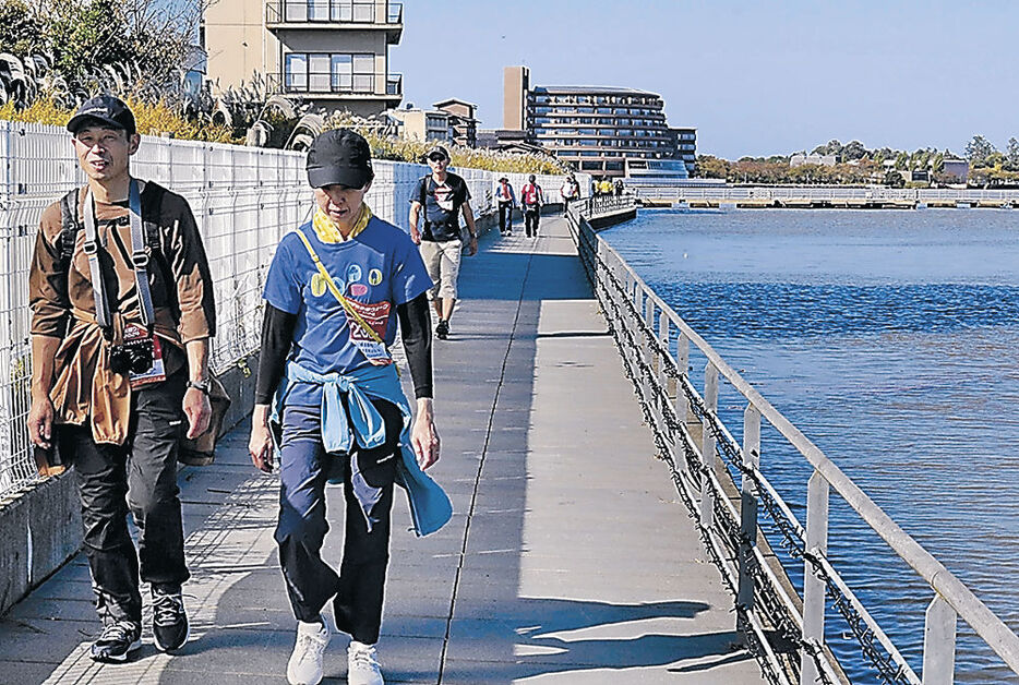 柴山潟湖畔の景色を楽しみながら歩く参加者＝加賀市片山津温泉