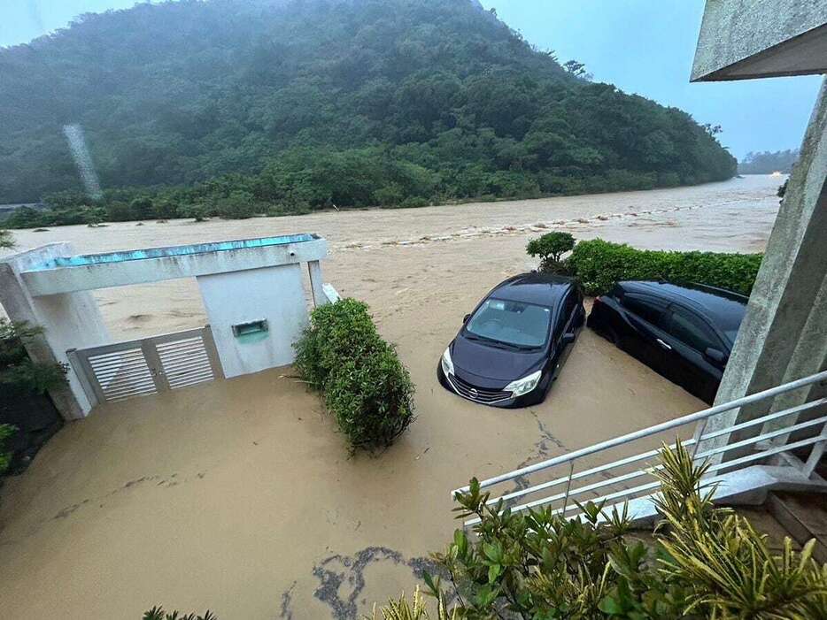 氾濫した沖縄県国頭村の比地川（同村比地区住民撮影、同村提供）