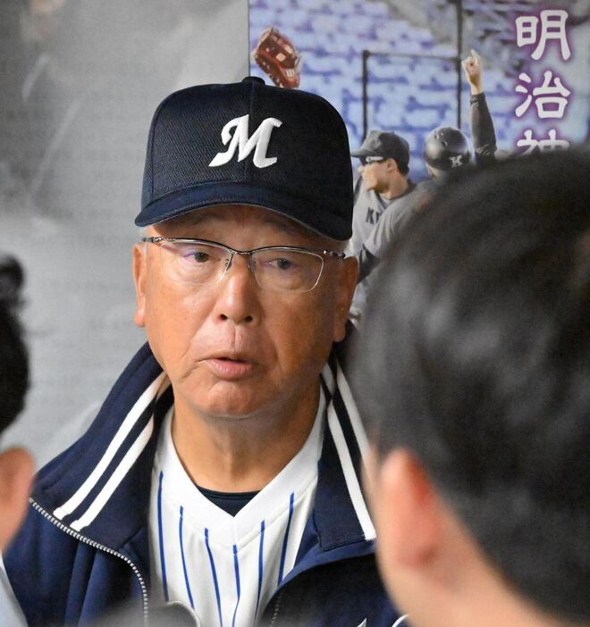 試合後、取材に応じる明徳義塾・馬淵史郎監督＝神宮球場（撮影・田村亮介）