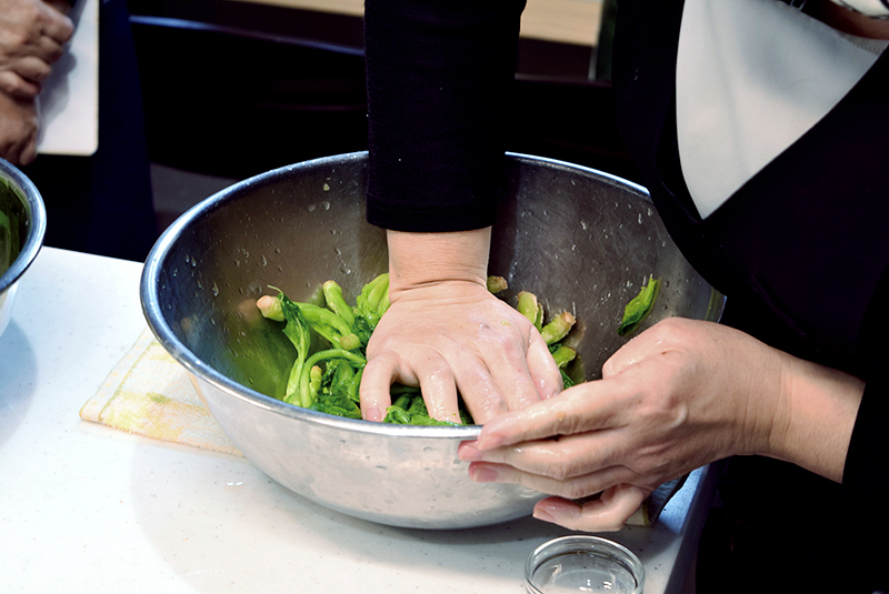 からし菜に塩をなじませるように手押しし、材料の準備などの合間に3～4回繰り返して漬け込む