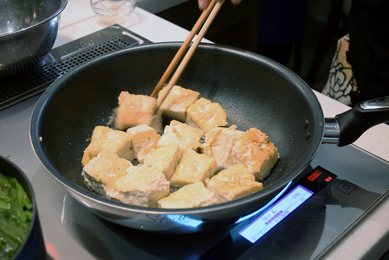 鍋に大さじ2の油を熱し、豆腐を入れて焼き目をつけて取り出しておく