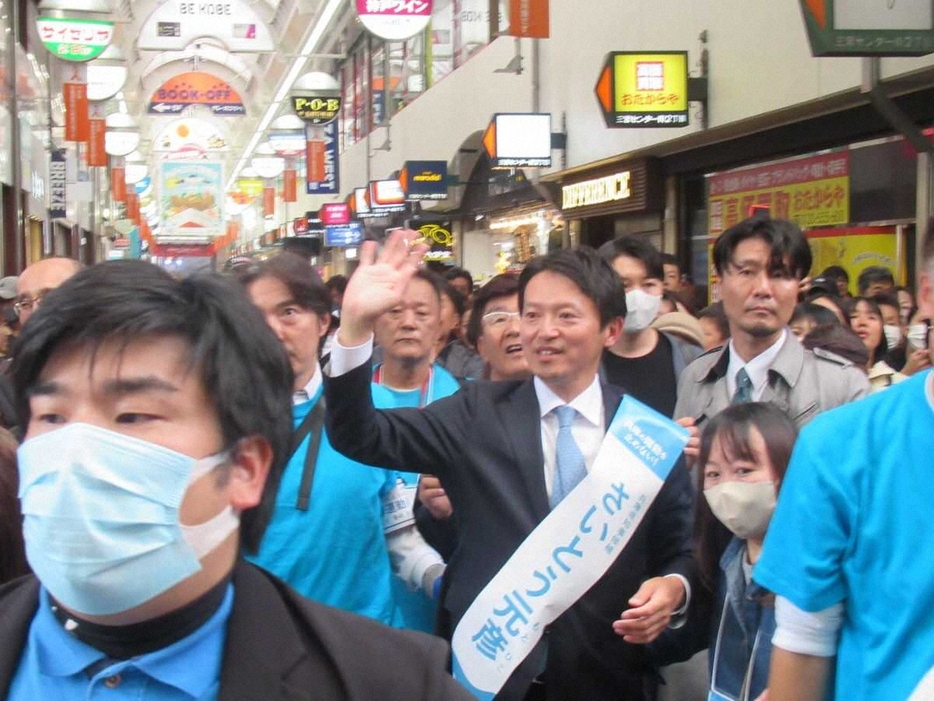 兵庫県知事選で有権者にもみくちゃにされた前知事の斎藤元彦氏　反対派のプラカード