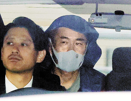 再逮捕され、移送される勝田州彦容疑者（２７日午前、兵庫県たつの市で）