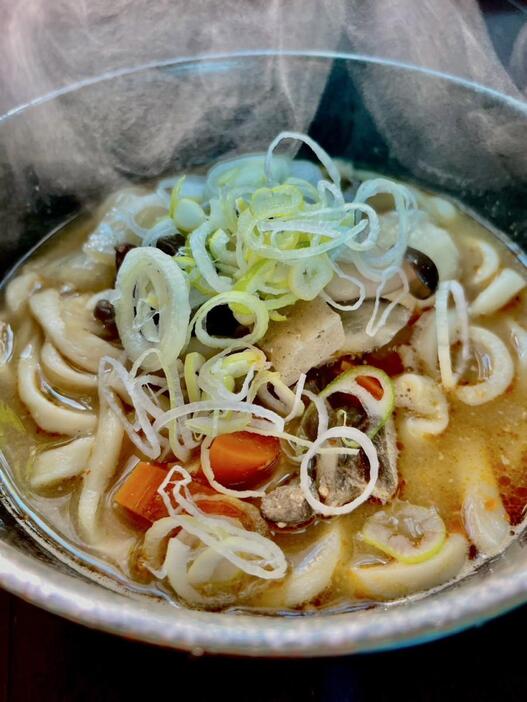 秩父夜祭で販売する「鹿肉と田舎野菜のみそ煮うどん」（900円）