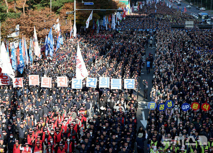 (写真：朝鮮日報日本語版) ▲韓国労働組合総連盟（韓国労総）の組合員らが9日午後、ソウル市汝矣島の汝矣大路で開いた「尹錫悦政権の反労働政策審判！　2024全国労働者大会」でスローガンを叫んでいる様子。