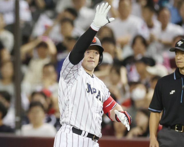 塁上で喜ぶ牧秀悟選手(写真：時事)