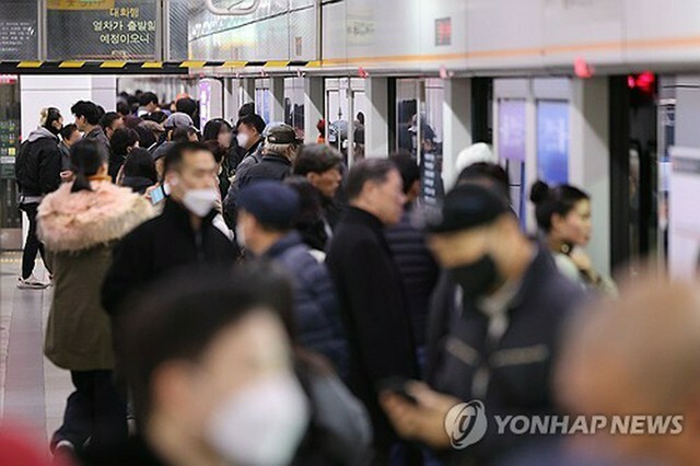 ソウル地下鉄3号線の鍾路3街駅のホーム＝（聯合ニュース）