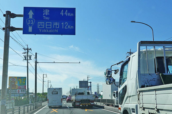 桑名川越線の交点に近い国道23号。大型車交通量がとにかく多い（乗りものニュース編集部撮影）。