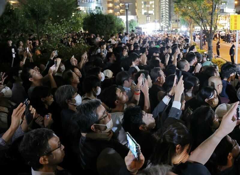 衆院選で街頭演説を聞く有権者。若者視点で今回の選挙を分析すると、興味深い兆候が見える　Photo:JIJI