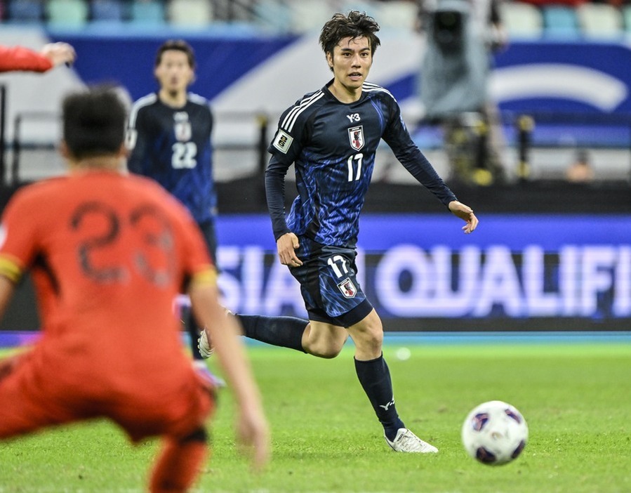 中国代表戦でプレーするサッカー日本代表の田中碧　撮影：中地拓也