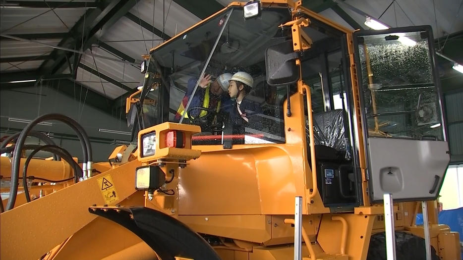 除雪車に乗る地元の小学生