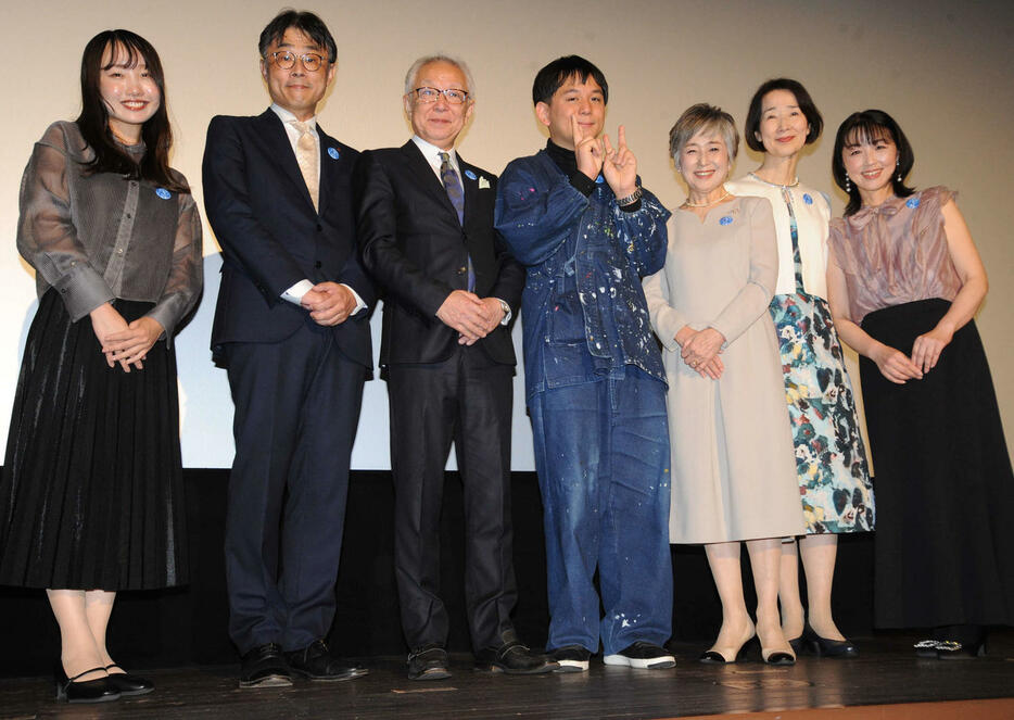 映画「青いライオン」公開記念舞台あいさつに登壇した、左から平松咲季監督、三好聡浩監督、石村和徳さん、石村嘉成、竹下景子、檀ふみ、小林章子（撮影・松尾幸之介）