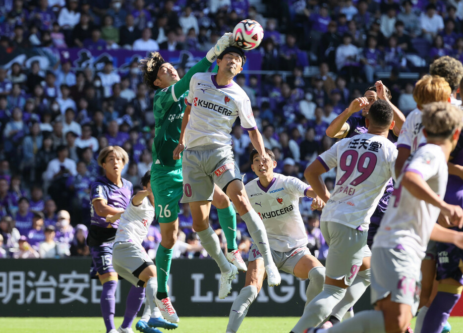 広島―京都。前半、ゴールを守る京都のＧＫ太田（左から３人目）と鈴木義（同４人目）＝３日、Ｅピース