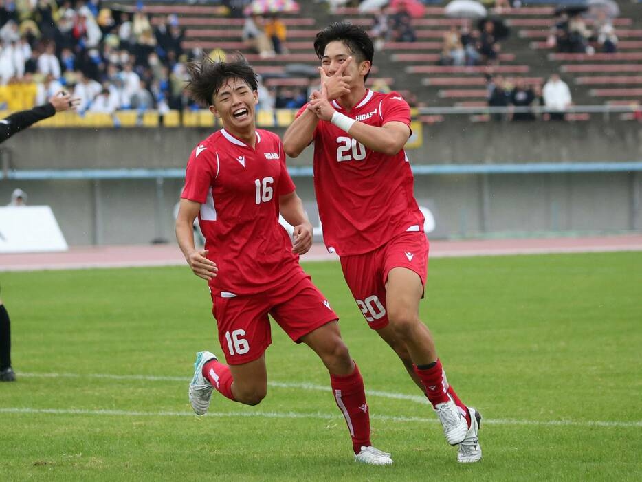 後半15分、東福岡高FW伊波樹生(3年=CASA OKINAWA) U-15出身、右)が先制ゴール(Taro YOSHIDA)