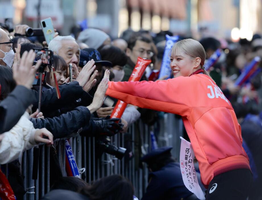 「パリ五輪・パリTEAM JAPAN応援感謝イベント」のパレードに臨むフェンシング女子サーブルの江村（撮影・河田真司）