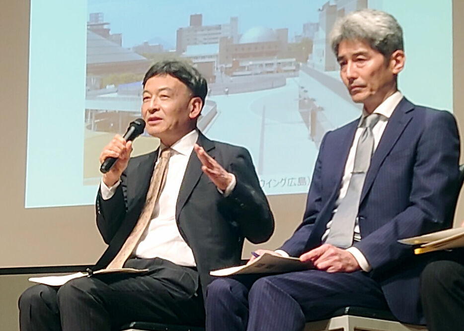 アリーナ建設の市民説明会で質疑応答する静岡市の難波市長（左）