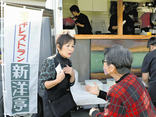 キッチンカーの前で客と語り合う井上かず子さん（左）＝１０月３１日、群馬県富岡市で