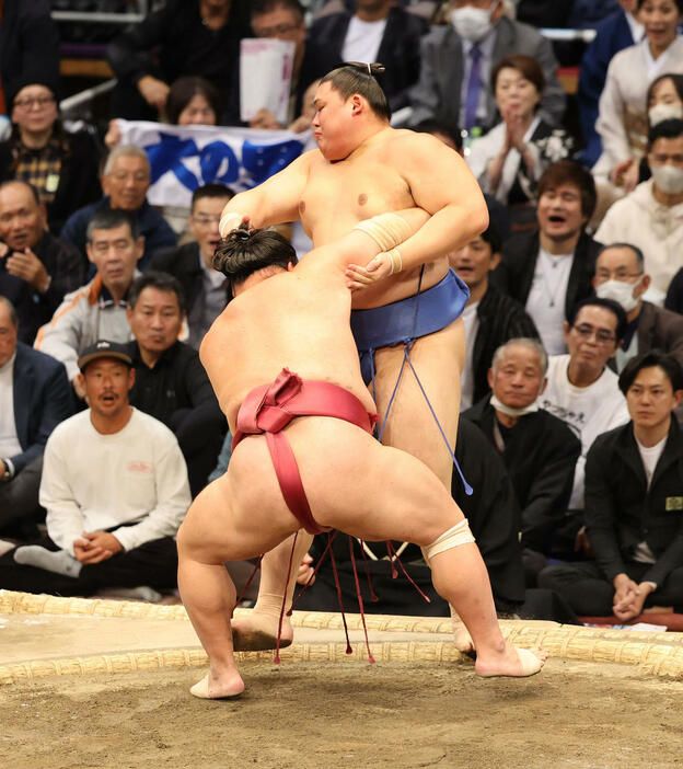 大相撲九州場所　10日目　寄り切りで大の里を破る大栄翔（手前）（撮影・梅根麻紀）