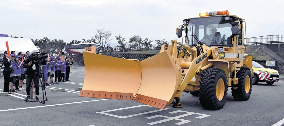 出発する除雪作業車など