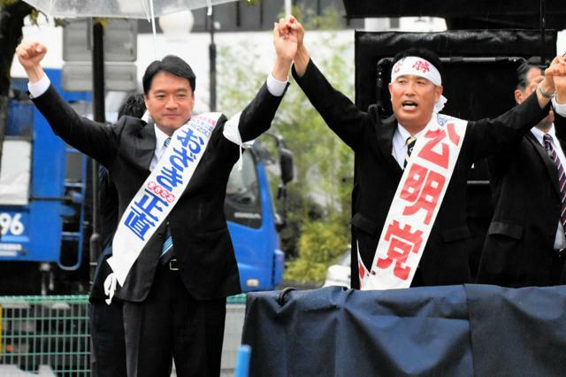 並んで支援を呼びかける自民の尾崎正直氏（左）と公明の山崎正恭氏=2024年10月24日午後4時24分、高知県須崎市内、羽賀和紀撮影