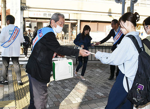 【20歳未満の喫煙防止を呼びかける参加者ら＝津駅西口で】