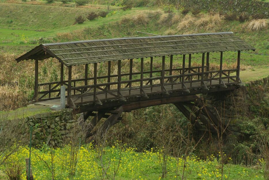 お律が真之を追いかけて渡った屋根付き橋（ロケ地は愛媛県内子町の田丸橋）