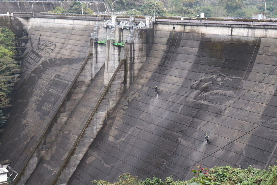 ダムの壁に描かれたゴジラ＝１５日、佐賀県嬉野市