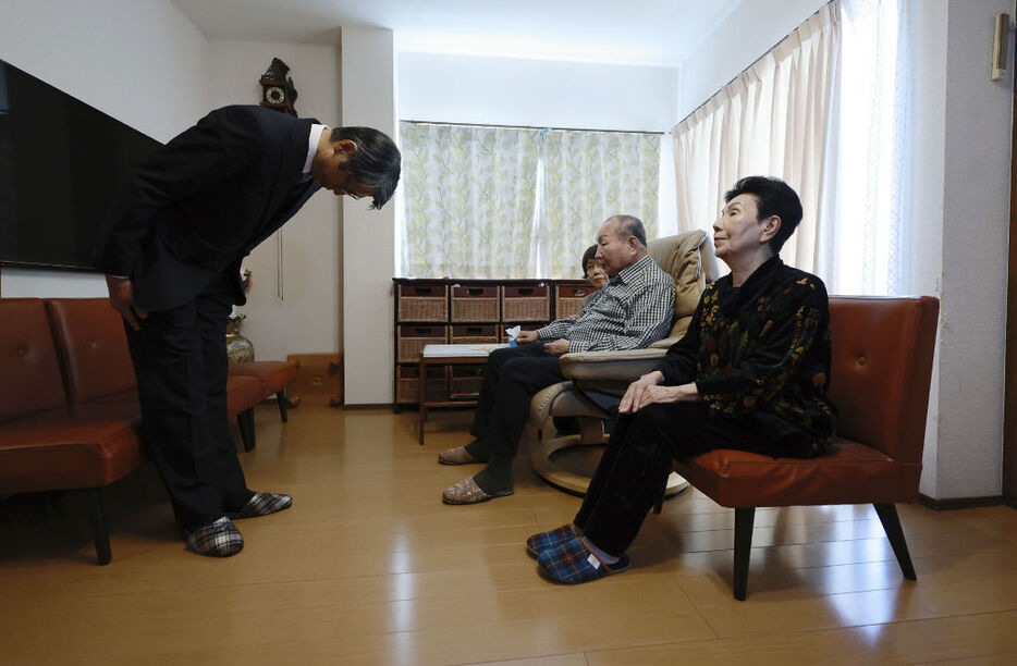 袴田巌さん（右から2人目）と姉ひで子さん（右）に謝罪する山田英夫静岡地検検事正＝27日午前11時20分ごろ、浜松市中央区（代表撮影）