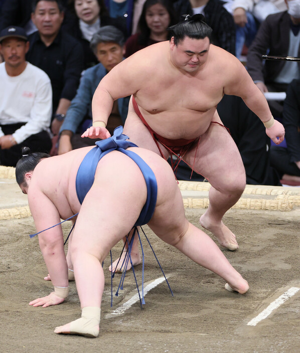 大相撲九州場所１０日目。隆の勝（上）ははたき込みで阿武剋を下す＝１９日、福岡国際センター