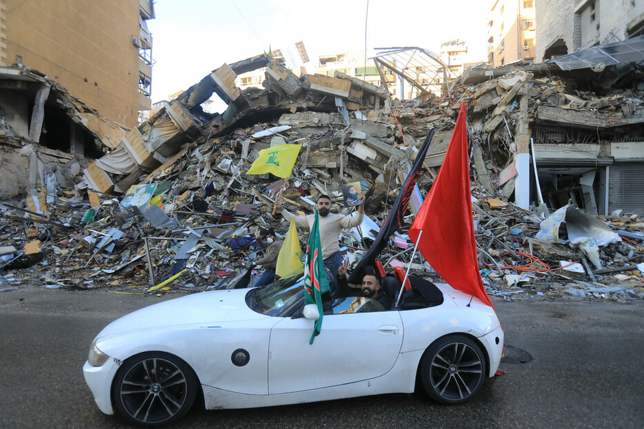 ２７日、ベイルート南郊でイスラエルとレバノンのイスラム教シーア派組織ヒズボラの停戦を歓迎する人々（ＡＦＰ時事）