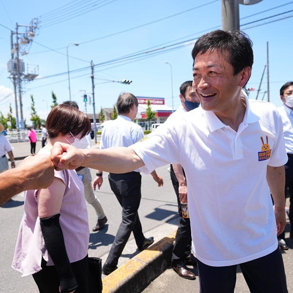 この頃にはすでに始まっていたのか？（お国入りし、地元の支援者とグータッチする玉木・国民民主代表＝香川県高松市、2022年参院選で）／（Ｃ）共同通信社