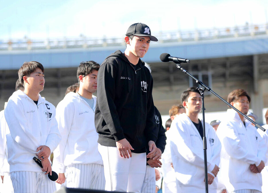 開会式でファンに向かってあいさつした佐々木（カメラ・今成　良輔）