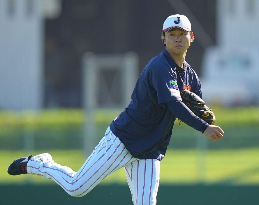 キャッチボールする中日・高橋宏斗＝清武総合運動公園（撮影・松永渉平)