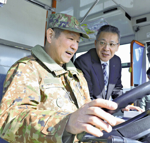 路線バスの運転操作を体験する自衛官（８日、滝沢市で）