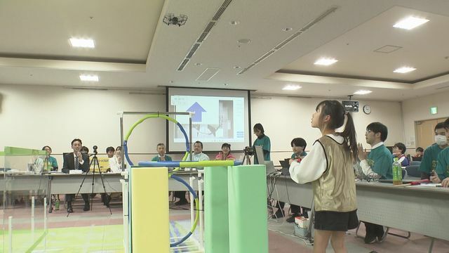 小学生がドローンを操作（17日午後3時ごろ、越前市）