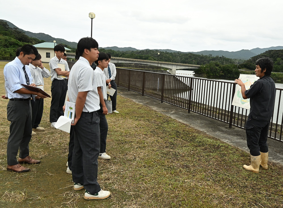 徳之島ダムを見学する徳之島高校の生徒ら＝13日、鹿児島県天城町西阿木名