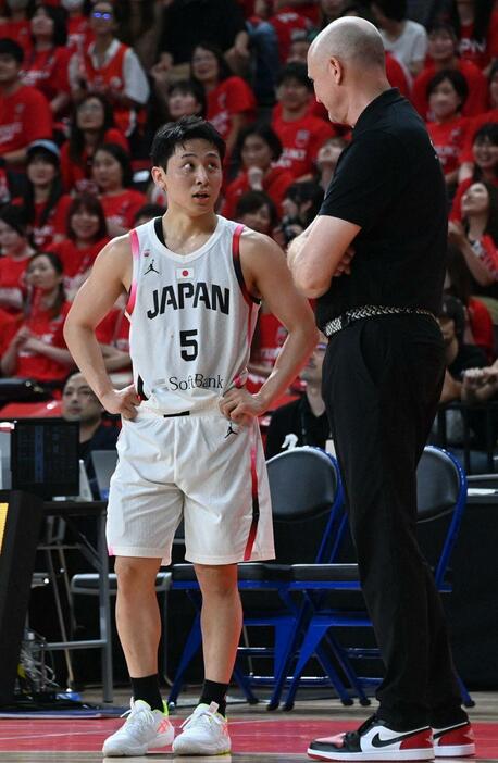 昨年7月の韓国戦でホーバス監督の指示を聞く日本・河村（撮影・伊東昌一郎