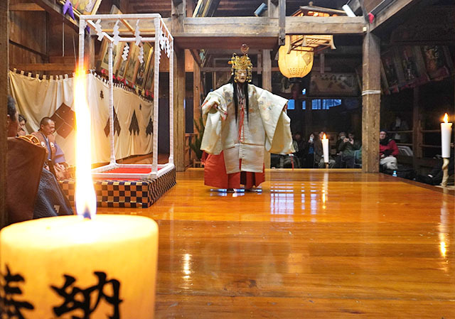 ろうそくの明かりの中、黒川能が披露された玄灯の舞＝鶴岡市・春日神社